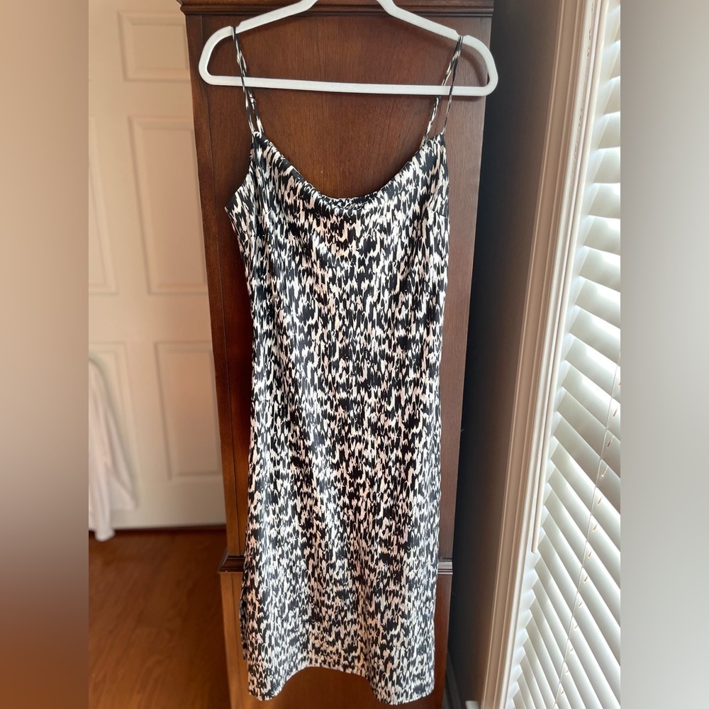 ✨Express✨ Abstract Print Satin Cowl Neck Midi Slip Dress - Picture 4 of 11